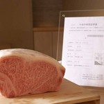 全国から取り寄せるこだわりの食材と熊本県産の黒毛和牛「和王」を使用し、月替わりで旬を味わえる和牛料理のフルコースをご提供しております。素材の味わいを贅沢にご堪能くださいませ。