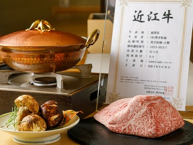 目の前に登場する肉塊に心が躍る『近江牛と松茸 すき焼き(秋の特別コース)』