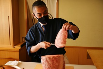 熊本県産黒毛和牛と旬菜や魚介を組み合わせた割烹料理を堪能して頂けるコース料理になります。