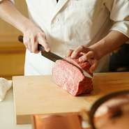 “IKI”には「粋」「息」「意気」「活」などの意味が込められています。和の設えの洗練された大人の空間で、鮮度の高い上質なお肉料理をお愉しみ下さい。
