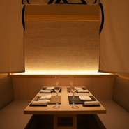 料亭をイメージした店内は、「粋」を感じる豪奢な雰囲気。ゲストを日常から離れた憩いのひと時へと誘います。

