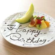 誕生日や記念日のお客さまには、事前のご予約でメッセージ入りデザートプレートをご用意する事も。思いもよらない演出に、大切なあの人もきっと喜んでくれるはず。お気軽に店舗までお問い合わせください。