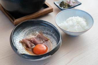 特製ブレンド米と「雅」三角バラのすき焼き