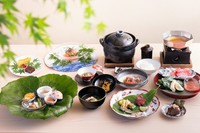 全国から取り寄せるこだわりの食材と京都府産の黒毛和牛「京都肉・雅」を使用し、四季で旬を味わえる和牛料理のフルコースをご提供しております。素材の味わいを贅沢にご堪能くださいませ。