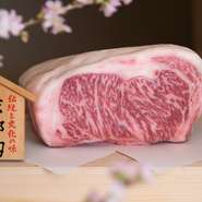 おいしい水、四季折々の豊かな自然の中で、一頭一頭丹念に匠の技でじっくり育て上げる京都の和牛。その中から品質を厳選したものが「京都肉」になります。その繊細な味わいと上品な舌ざわりは、まさに逸品です。