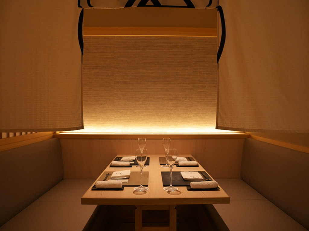 プライベートな空間で、接待や記念日に活躍する半個室と個室席