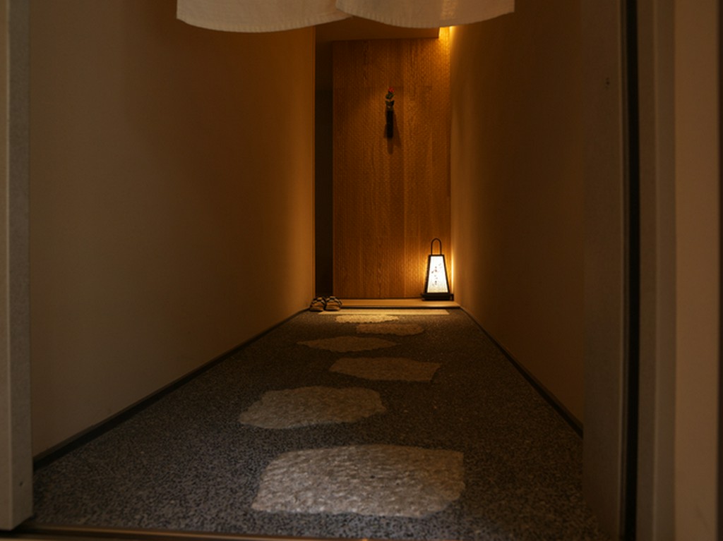 大人の“IKI”がコンセプトのモダンな店内