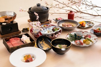 当店でしか味わえない京都府産黒毛和牛『京都肉・雅』と旬の食材を使った肉割烹料理を是非ご堪能ください。