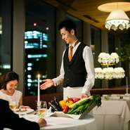 厨房スタッフもサービススタッフも一丸となり、最高の状態で【レストランMINAMI】の料理をお客様のテーブルにお届けします。それはスタッフ全員が、シェフ南の生み出す料理を心から敬愛し誇りに想っているからこそ。