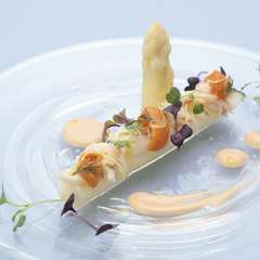 春の前菜、サラダ仕立ての『ホワイトアスパラガス　毛蟹』