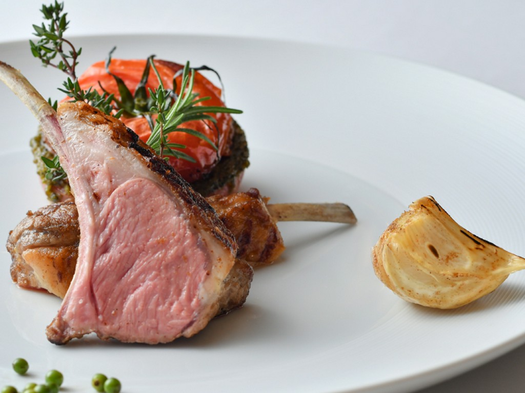 バジルの香りとトマトの酸味が爽やかな夏の味『仔羊　トマト　バジル』