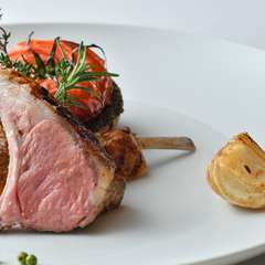 バジルの香りとトマトの酸味が爽やかな夏の味『仔羊　トマト　バジル』