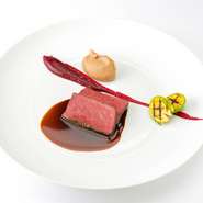 若い雌エゾシカの柔らかい肉。赤ワインにグロゼイユ（赤スグリ）、ネズの実を加えた甘酸っぱいソースが添えられています。鮮やかなビーツのピューレ、フランス産の栗を使ったまろやかなピューレとともに。
