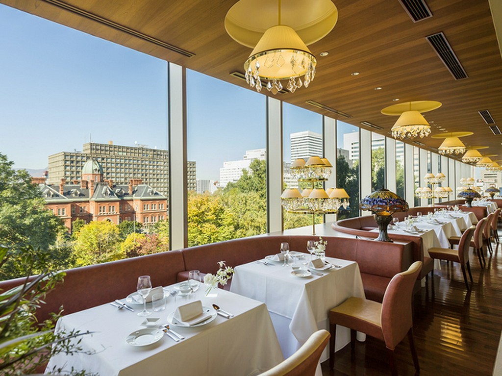 西側一面の大きな窓で開放感あふれるメインダイニング