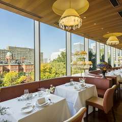 西側一面の大きな窓で開放感あふれるメインダイニング