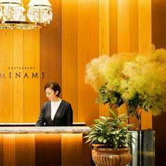 木の温もりにかこまれたエントランス
