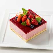 木苺のピューレとメレンゲを合わせたムース仕立てのケーキ。
大きさは10㎝×10㎝の正方形
ケーキの上には、ベリー系のフルーツで飾ります。
