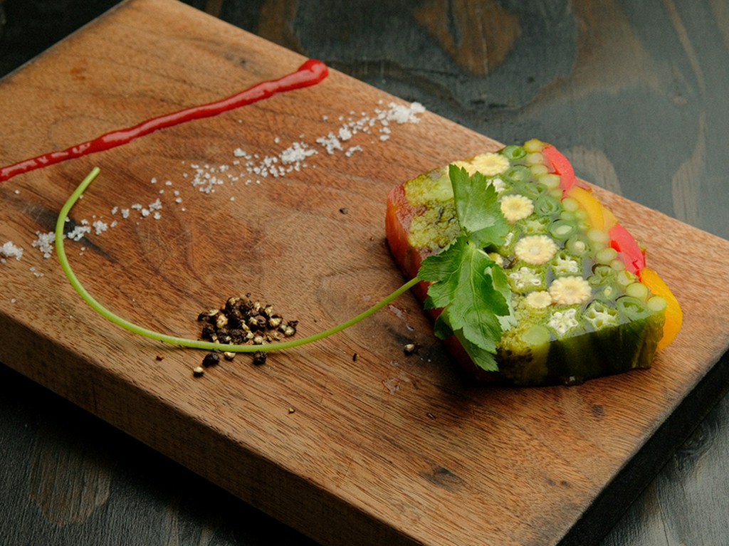 カラフルな季節野菜を美しく演出した『お出汁とお野菜のテリーヌ』