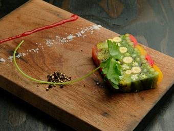 カラフルな季節野菜を美しく演出した『お出汁とお野菜のテリーヌ』