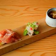 日替わりの付き出しは、生ハムとイチジク、カニのサラダ、松茸の冷製茶わん蒸しを彩りよく。好き嫌いやアレルギーだけでなく、食べたいものや細かな要望をヒアリングして組み立てる特別なコースの始まりです。

