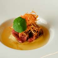 鴨のフォアグラを主役に、そのガラと昆布を合わせたコンソメ仕立てのおだしはサイフォンを使ってじっくりと旨みを抽出したもの。隠し味に煎茶をひとさじ加えて爽やかさをプラスするなど、細やかな手仕事が光ります。