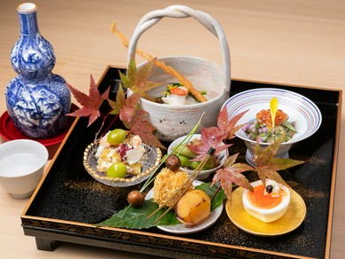 美味しい料理でお喋りに花を咲かす