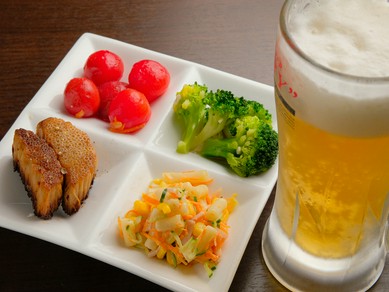 サク飲みにもピッタリ。店主との会話も楽しめるカウンター
