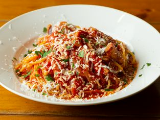 离巴克斯更远。