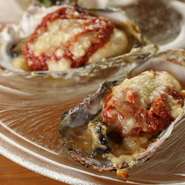Baked oyster with juicy tomato sauce on  top
煮崩した完熟トマトソースとパダーノチーズが香ばしい焼き牡蠣