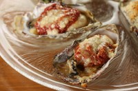Baked oyster with juicy tomato sauce on  top
煮崩した完熟トマトソースとパダーノチーズが香ばしい焼き牡蠣