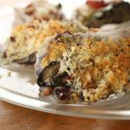 Baked oyster with herb mixed bread crumbs on top
牡蠣の香草パン粉焼き
ドライフルーツや香草、松の実を混ぜ込んで香ばしく焼き上げた人気の香草パン粉焼き