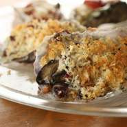 Baked oyster with herb mixed bread crumbs on top
牡蠣の香草パン粉焼き
ドライフルーツや香草、松の実を混ぜ込んで香ばしく焼き上げた人気の香草パン粉焼き