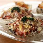 "Kirpatrick"
Baked oyster with bacon & BBQ sauce
ベーコンとオリジナルＢＢＱソースの焼き牡蠣
オーストラリアで最もポピュラーな焼き牡蠣をFISHHOUSE風にアレンジ