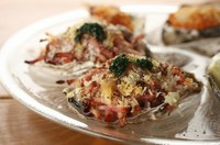 "Kirpatrick"
Baked oyster with bacon & BBQ sauce
ベーコンとオリジナルＢＢＱソースの焼き牡蠣
オーストラリアで最もポピュラーな焼き牡蠣をFISHHOUSE風にアレンジ