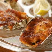 Baked oyster in creamy sea urchin butter
雲丹クリーム焼き牡蠣
雲丹をたっぷりねり込んだバターを乗せたリッチな仕上がりの人気の焼き牡蠣