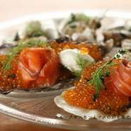 Chilled fresh oyster served with tasmanian smoked trout and Trout roe
たっぷりのマスの卵とスモークトラウトを乗せた牡蠣の冷製(1P)
オーストラリアの定番、牡蠣の新しい楽しみ方を見つけてみませんか？