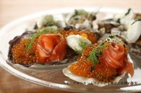 Chilled fresh oyster served with tasmanian smoked trout and Trout roe
たっぷりのマスの卵とスモークトラウトを乗せた牡蠣の冷製(1P)
オーストラリアの定番、牡蠣の新しい楽しみ方を見つけてみませんか？