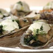 Our special smoked oyster on half shell
旨味を濃縮させた牡蠣の燻製(1p)
他では味わえない大粒の牡蠣の燻製をサワークリームと一緒にどうぞ