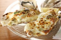 Oyster with white sauce gratin on half shell
牡蠣のホワイトソースのグラタン(1P)
洋食レストランの看板メニューを牡蠣専門店で