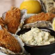 Deep fried oyster with breadcrumbs served with our favorite tartar sause
具材たっぷりのタルタルソースと一緒に専門店ならではのジューシーな牡蠣フライをお楽しみ下さい(2P)
