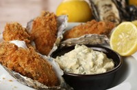 Deep fried oyster with breadcrumbs served with our favorite tartar sause
具材たっぷりのタルタルソースと一緒に専門店ならではのジューシーな牡蠣フライをお楽しみ下さい(2P)
