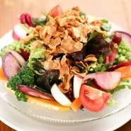 Seasonal Garden Green salad
季節野菜たっぷりのガーデングリーンサラダ
自家農園の無農薬野菜や鎌倉野菜を中心としたこだわりの野菜達の一皿です。