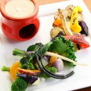 Steamed & roasted seasonal vegetables with creamy anchovy dip
色々季節野菜たちの温野菜バーニャカウダ仕立て
Harf ￥1450　Full ￥1800