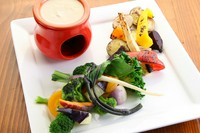 Steamed & roasted seasonal vegetables with creamy anchovy dip
色々季節野菜たちの温野菜バーニャカウダ仕立て