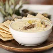 New England-Style Clam Chowder
ニューイングランド風クラムチャウダー
アメリカ東海岸の定番、クリームをベースにした具材たっぷりの濃厚なスープ