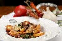 Puttanesca（Oyster Penne cooked with seasonal vegetables & chili tomato sauce.）
イタリア家庭料理の定番、魚介のトマトソースパスタ。ブラックオリーブとケッパーの酸味を牡蠣と一緒にどうぞ！！