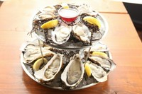 牡蠣の専門店として、独自ルートで仕入れる厳選した希少な生牡蠣を年間を通してご用意しております。
全てのスタッフが牡蠣マイスター。牡蠣の専門店ならではの魅力を気軽にご堪能いただければ幸いです。