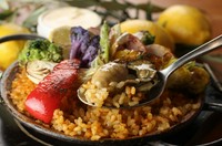 Oyster bar paella (simple concentrated oyster flavor shut in paella)
オイスターバーのオイスターパエリア 牡蠣の旨味をサフランライスに凝縮
牡蠣の旨味をサフランライスに濃縮
Half ￥1980 Full ￥2580