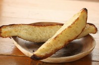 Garlic toast
ガーリックとバターのフォームをたっぷりと乗せて焼き上げたオリジナルのガーリックトーストです