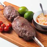 脂身が少ない赤み肉。
ヘルシーなのに柔らかい当店の人気部位です。